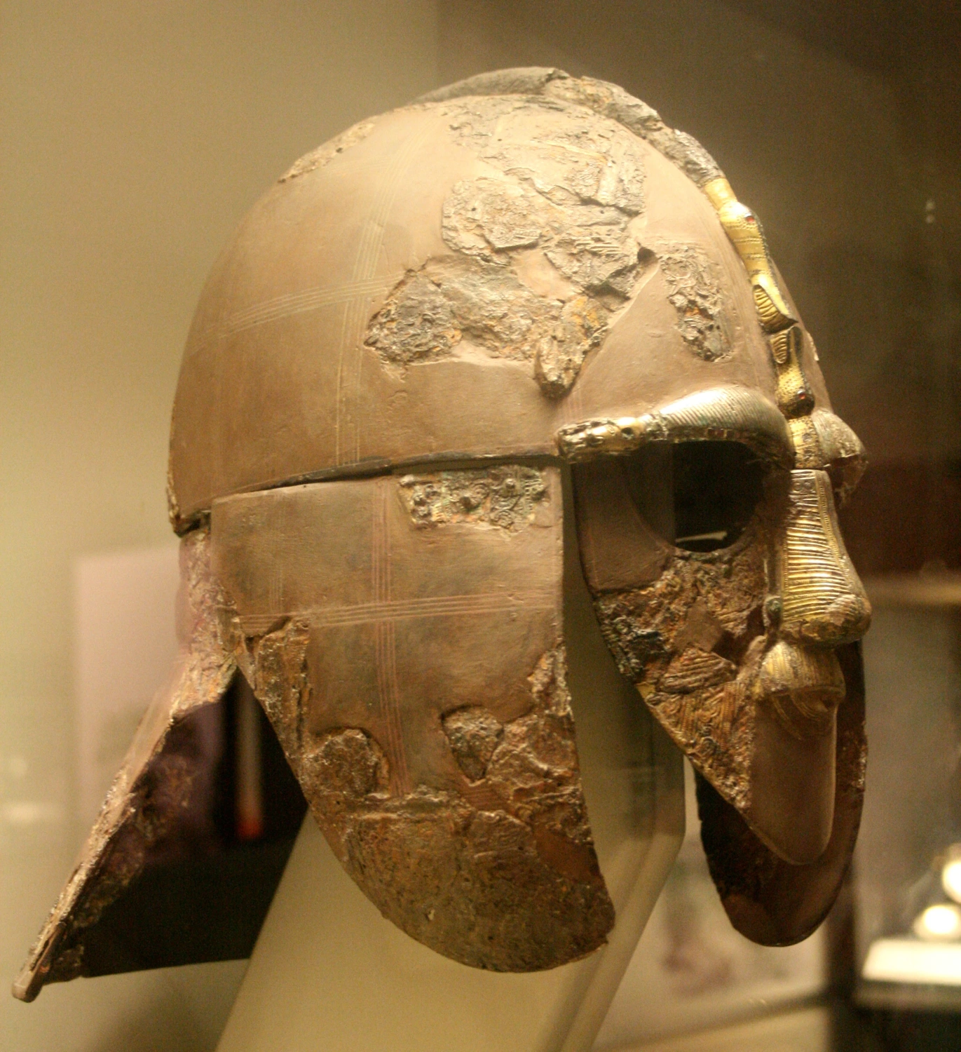 Восстановленный из древних фрагментов шлем Саттон-Ху в Британском музее